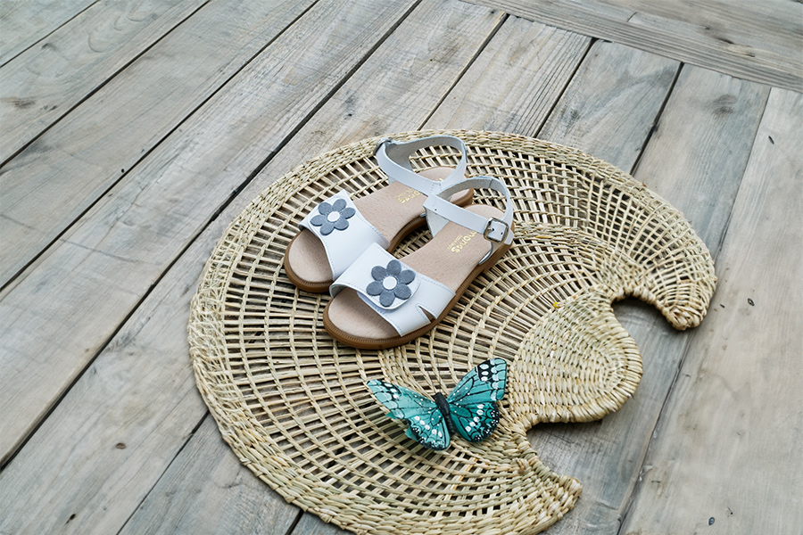 Sandale à fleurs adhérentes à large bride avec fermeture à boucle