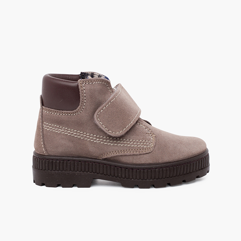 Bottes à semelle de piste avec coutures fermeture adhérentes Gris