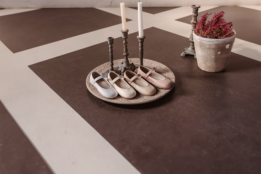 Babies Communion barefoot bride scratch bouton